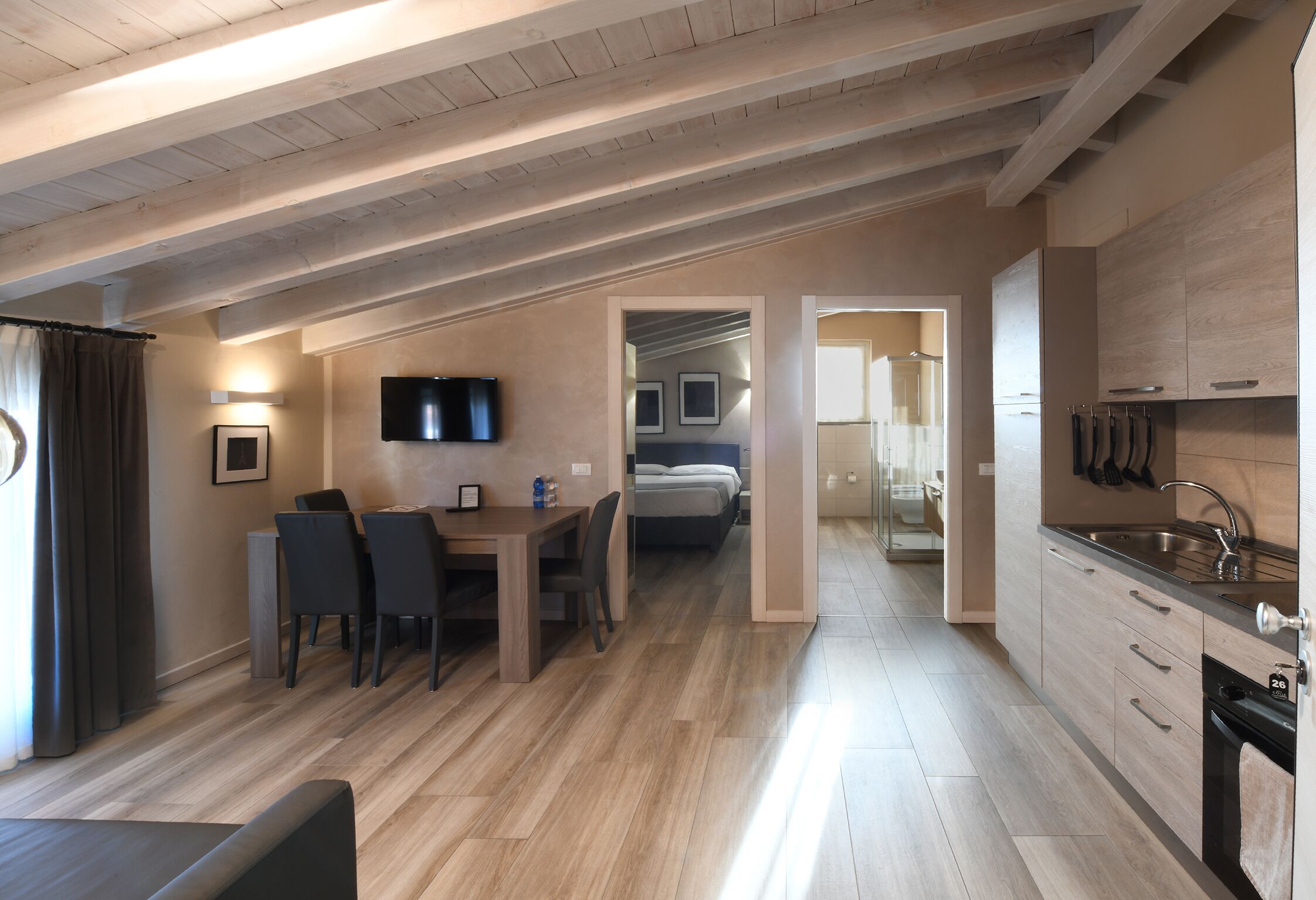 Apartment (4 Adults Apt 26) | Wohnbereich | 32-Zoll-Flachbildfernseher mit Kabelempfang, Fernseher