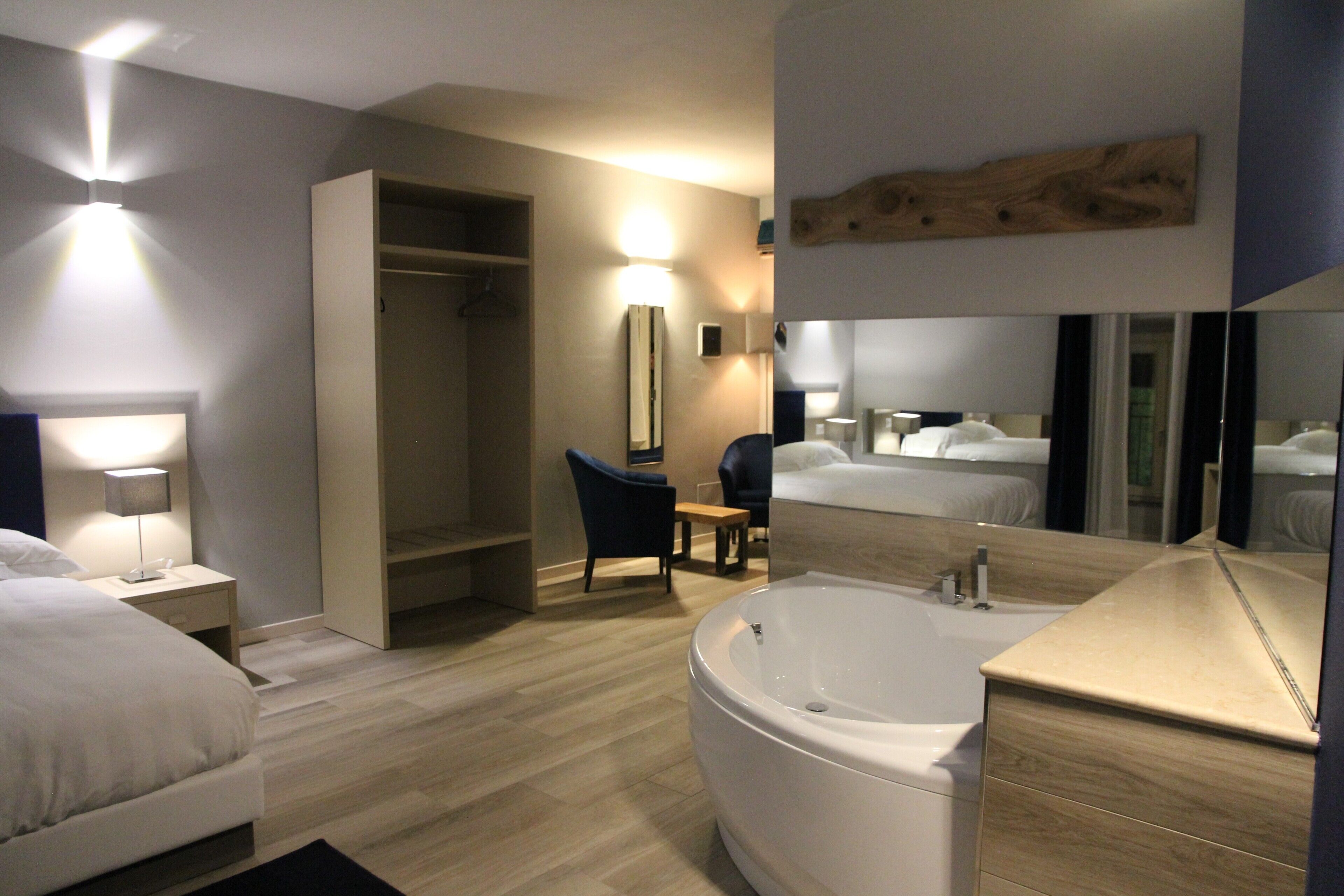 Suite (Elegance 22) | Edredón, decoración personalizada, muebles diferentes y escritorio 