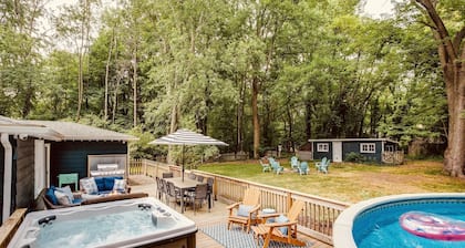 September weekends still available! Heated pool and hot tub. 2 min to the Beach!