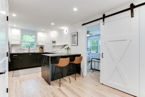 Summer weeks still available- Heated Pool- Hot tub- Minutes to the beach!