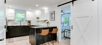 Summer weeks still available- Heated Pool- Hot tub- Minutes to the beach!