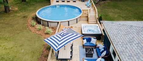 Una piscina al aire libre, una piscina climatizada