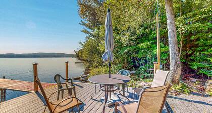 Dog-Friendly, lakefront gem with private dock, deck, horseshoe pit & firepit