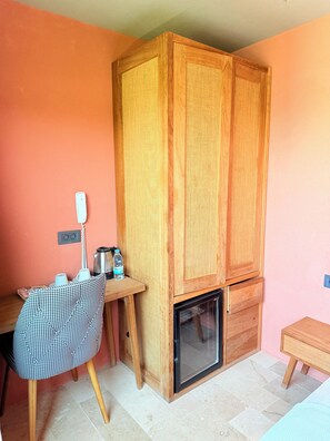 Standard Room 108 | Roupas de cama de algodão egípcio, roupas de cama premium, frigobar