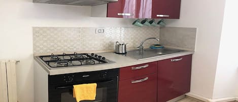 ثلاجة، فرن، موقد طهي مسطح، ماكينة لصنع القهوة/الشاي