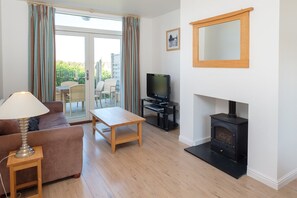 Cottage | Living room | TV - Piedmont (Yarmouth)