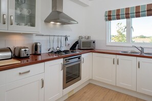 Cottage | Private kitchen | Fridge, microwave, oven, stovetop - Piedmont (Yarmouth)