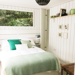 2 bedrooms, WiFi, bed sheets - Luxury Self Catering Loft Apartment and Roof Garden in the heart of Killorglin (Killorglin)