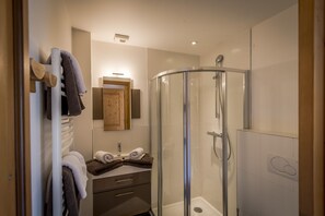 Douche, sèche-cheveux, serviettes fournies, papier toilette