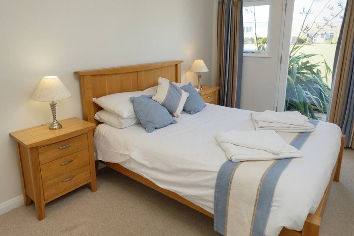 1 bedroom, desk, iron/ironing board, cots/infant beds