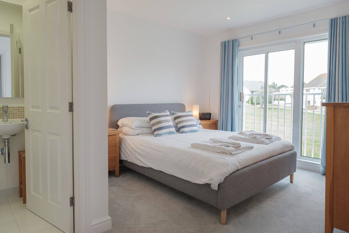 3 Schlafzimmer, Schreibtisch, Bügeleisen/Bügelbrett, Babybetten