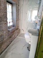 Classic Oda | Banyo | Duş, saç kurutma makinesi, havlu, şampuan