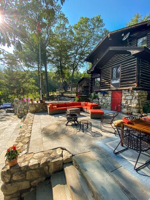 Outdoor dining - 1890's Log Cabin ~ 230 Acre Private Reserve ~ 150’ Waterfall ~ Hiking Trails (Wallkill)
