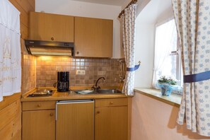 Kühlschrank, Mikrowelle, Herdplatte, Wasserkocher mit Kaffee-/Teezubehör