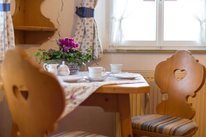 Dining - Apartment Edelweiß 30sqm, balcony, kitchenette, 1 bedroom and 1 bed-sitting room, WLAN (Ruhpolding)