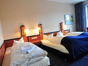 1 chambre, bureau, lit parapluie, draps fournis