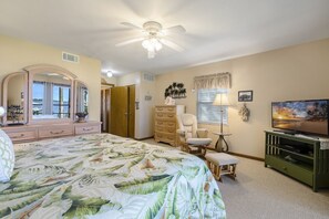 2 habitaciones, escritorio y tabla de planchar con plancha 