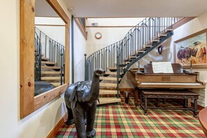 House | Interior - Stunning Luxury Duplex With Hot Tub and Aircon (Perth)