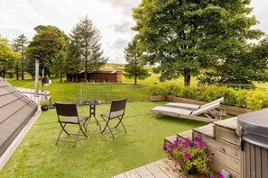 House | Exterior - Stunning Luxury Duplex With Hot Tub and Aircon (Perth)