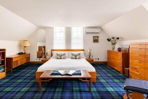 House - Stunning Luxury Duplex With Hot Tub and Aircon (Perth)