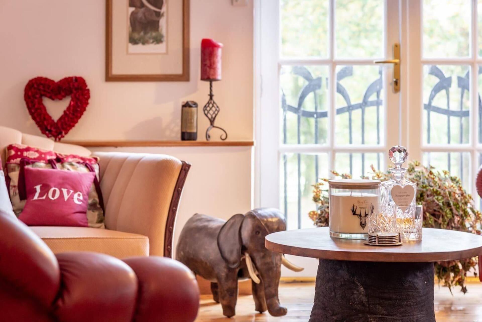 Hus | Oppholdsområde | En 30-tommers TV med Parabol-TV