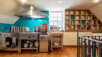 House | Private kitchen | Fridge, microwave, oven, stovetop