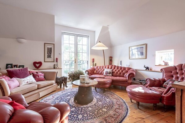 House | Living area - Stunning Luxury Duplex With Hot Tub and Aircon (Perth)