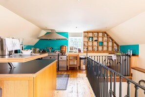 House | 1 bedroom, iron/ironing board, free WiFi, bed sheets - Stunning Luxury Duplex With Hot Tub and Aircon (Perth)