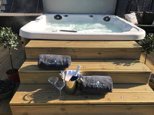 Stunning Luxury Duplex With Hot Tub and Aircon