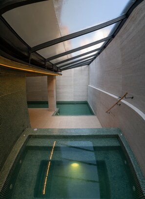 Indoor spa tub - MET Hotel (La Paz)