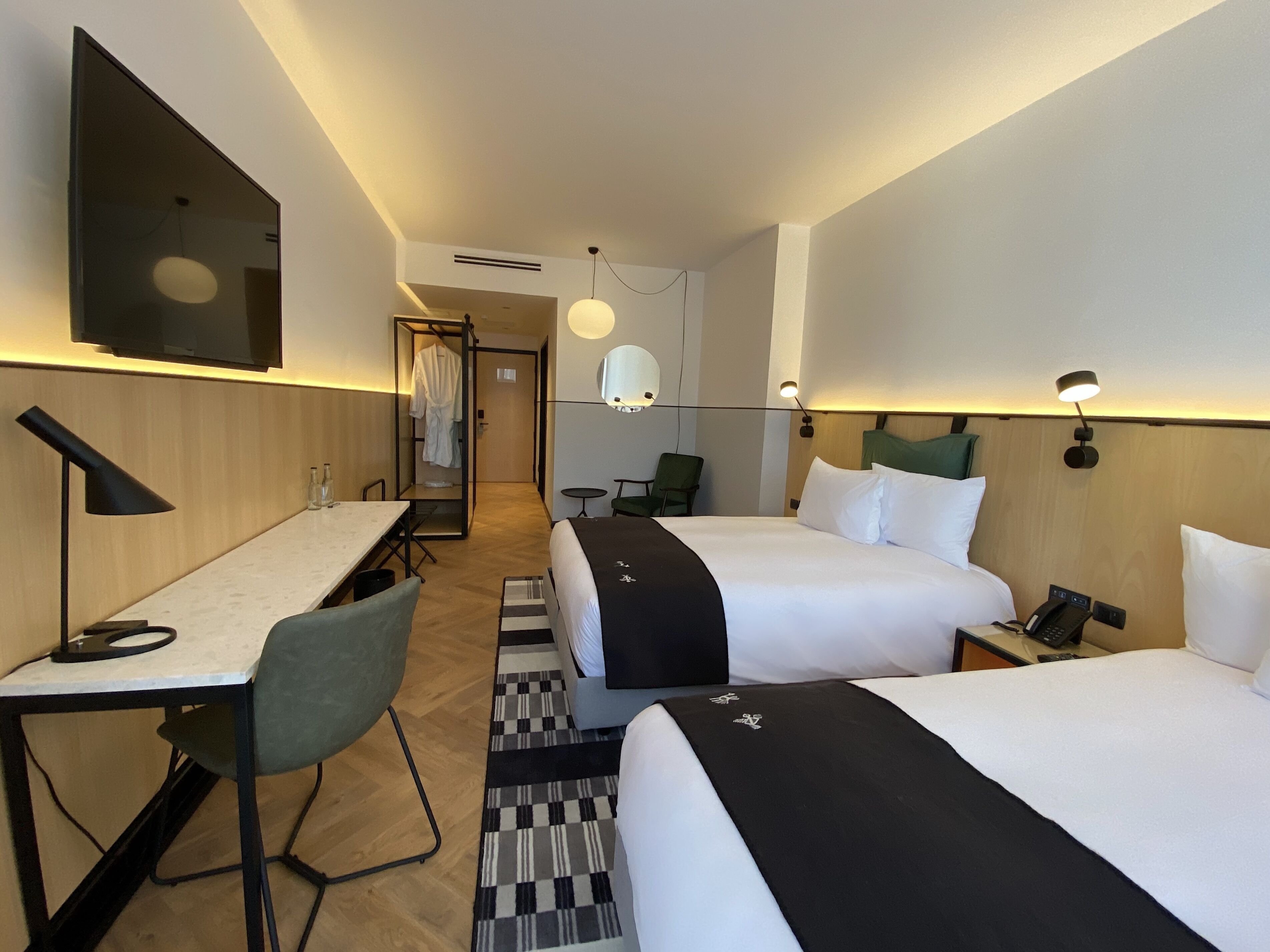 أغطية فراش متميزة وألحفة محشوة بالريش وأسرّة بإسفنج يتكيف مع شكل الجسم