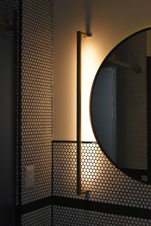 Standardzimmer | Badezimmer | Dusche, Regendusche, kostenlose Toilettenartikel, Haartrockner