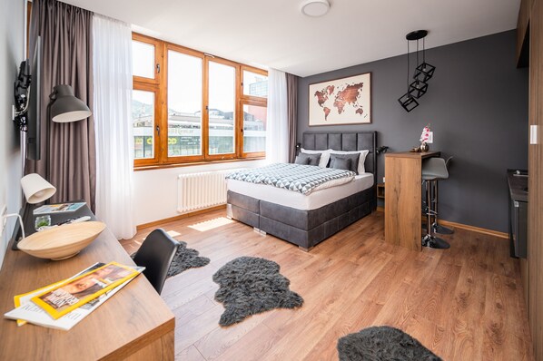 Espacio para trabajar con laptop, cuna de viaje y ropa de cama 