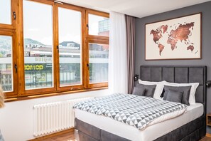 Espacio para trabajar con laptop, cuna de viaje y ropa de cama 