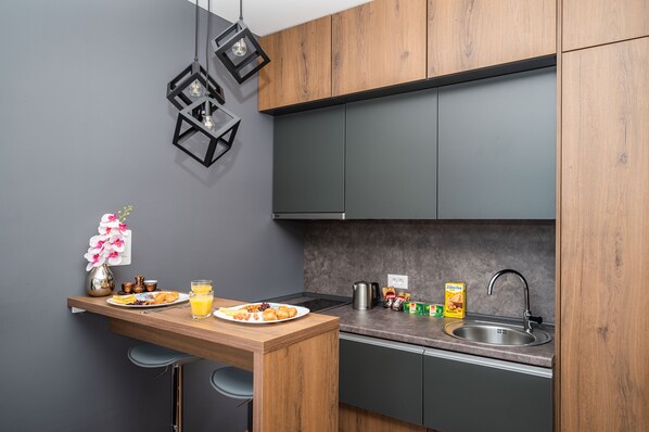 Placa de cocina, trona infantil, utensilios de cocina y mesa de comedor