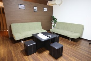 Studio (Studio, 408) | Bureau, espace de travail pour ordinateurs portables