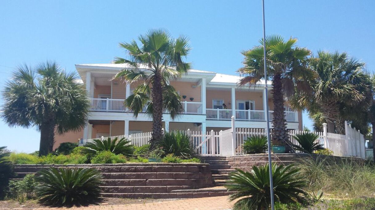 Southern Peach East Duplex 3 bedrooms w/shared Pool, both sides in June and July