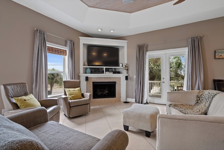 Smart TV, fireplace, DVD player. Southern Peach East Beach House 3BD Private Pool Boat Dock
