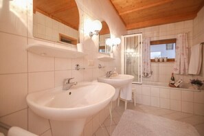 Badewanne, Haartrockner, Bidet, Handtücher