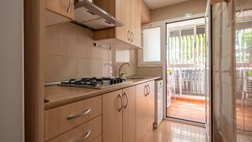 Een koelkast, een magnetron, een oven, een kookplaat