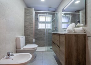 Douche, sĂšche-cheveux, serviettes fournies