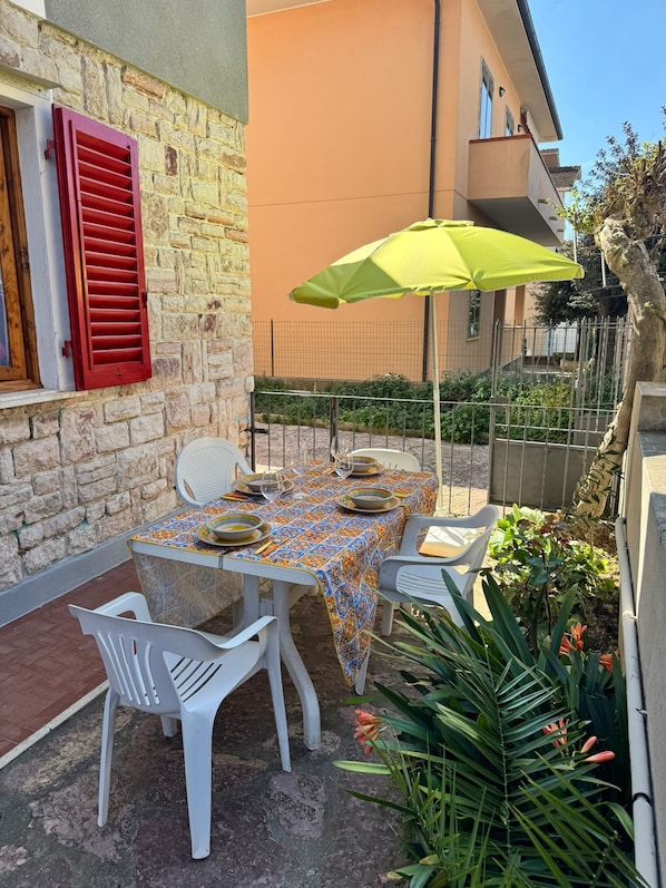 屋外ダイニングエリア