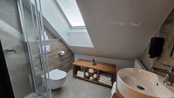 Classic Triple Room, 1 Bedroom | Bathroom | Bathtub, hair dryer, heated floors, towels