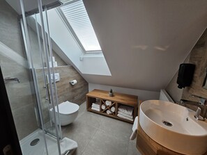 Classic Triple Room, 1 Bedroom | Bathroom - Penzion Pr Anzl (Bled)