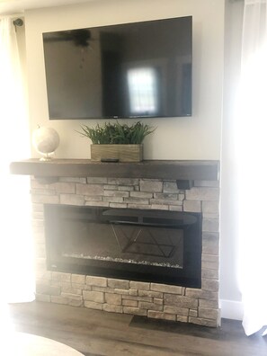 Smart TV, fireplace