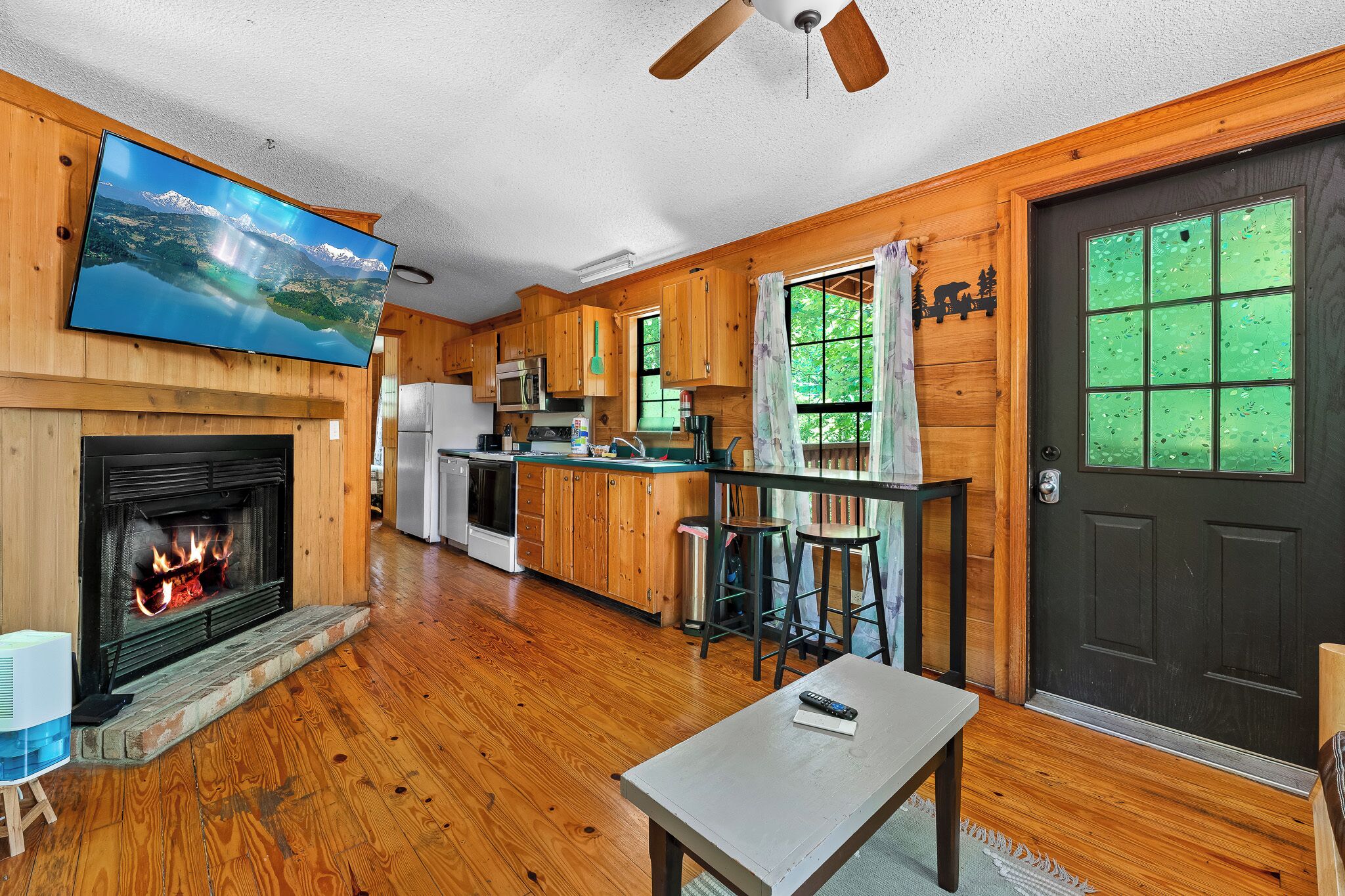 Jääkaappi, mikroaaltouuni, uuni, liesi