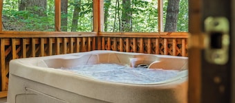 Smoky Mountain Cabin w/ Sunrise Views • Hot Tub • King Bed