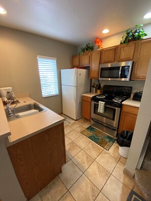 Refrigerador, microondas, horno y parrilla de estufa 