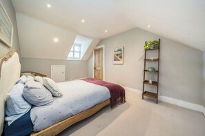 4 bedrooms, WiFi, bed sheets - Spacious 4BR Home /Garden, Parking, 3 min to Train (London)