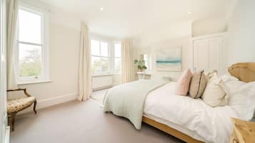 4 bedrooms, WiFi, bed sheets